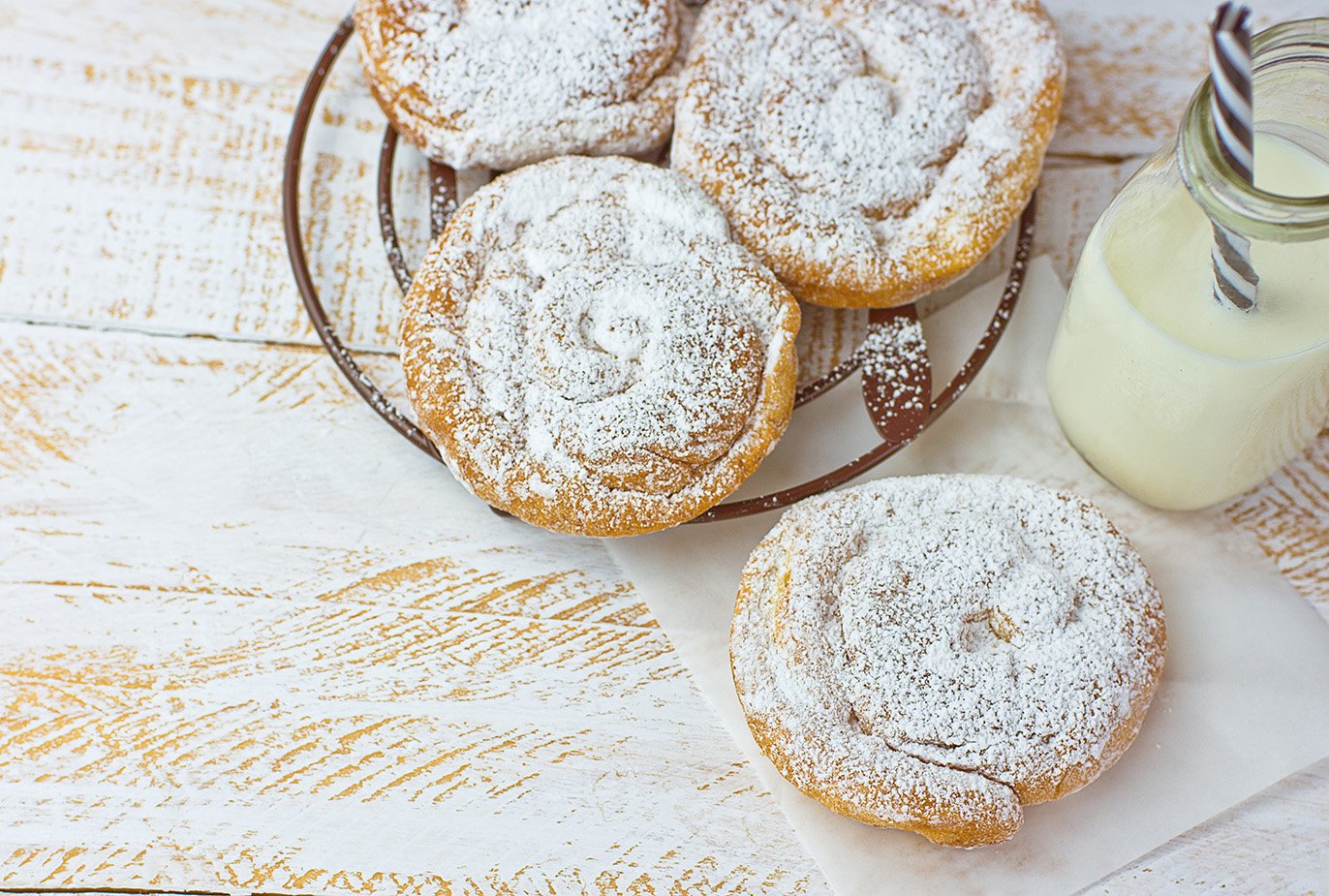 Swirl,Danish,Pastry,Ensaimada,Powdered,On,Cooling,Rack,And,Parchment